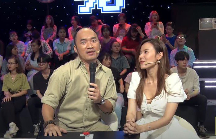 Đầu năm 2021, trong đoạn video hậu trường chương trình Ký Ức Vui Vẻ, nghệ sĩ Tiến Luật tiết lộ: “Midu đang rất giàu, có 4-5 căn nhà rồi, buôn bất động sản rất phát đạt. Midu đăng Facebook chỉ để bán nhà, dành cả thanh xuân để rao bán nhà.” Ảnh: Chụp màn hình