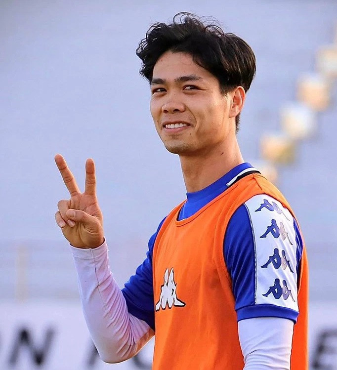 Giống như Văn Toàn, Công Phượng cũng sở hữu một thương hiệu thời trang, chuyên về những thiết kế áo phông năng động trẻ trung. Ảnh: PhunuVietNam