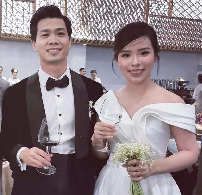 Thậm chí, chàng tiền đạo sinh năm 1995 còn thành lập công ty riêng chuyên về thương mại tiếp thị thể thao như buôn bán, sản xuất dụng cụ thể dục thể thao... tại Quận 1, TP HCM và giao cho vợ quản lý. Ảnh: Sports