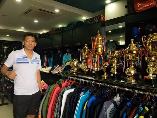 Ngoài sự nghiệp bóng đá thăng hoa, chân sút kỳ cựu Anh Đức còn kinh doanh mặt hàng dụng cụ thể dục thể thao. Ảnh: Thietke Moon