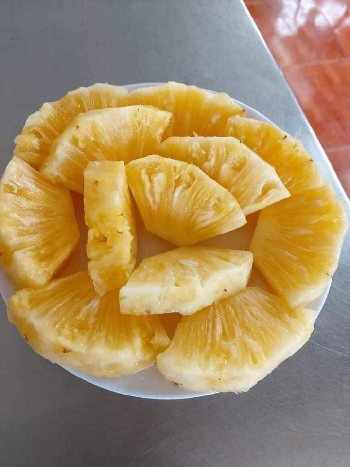 Theo người bán, đây là loại dứa mật khổng lồ, ăn ngọt lịm và rất thơm.