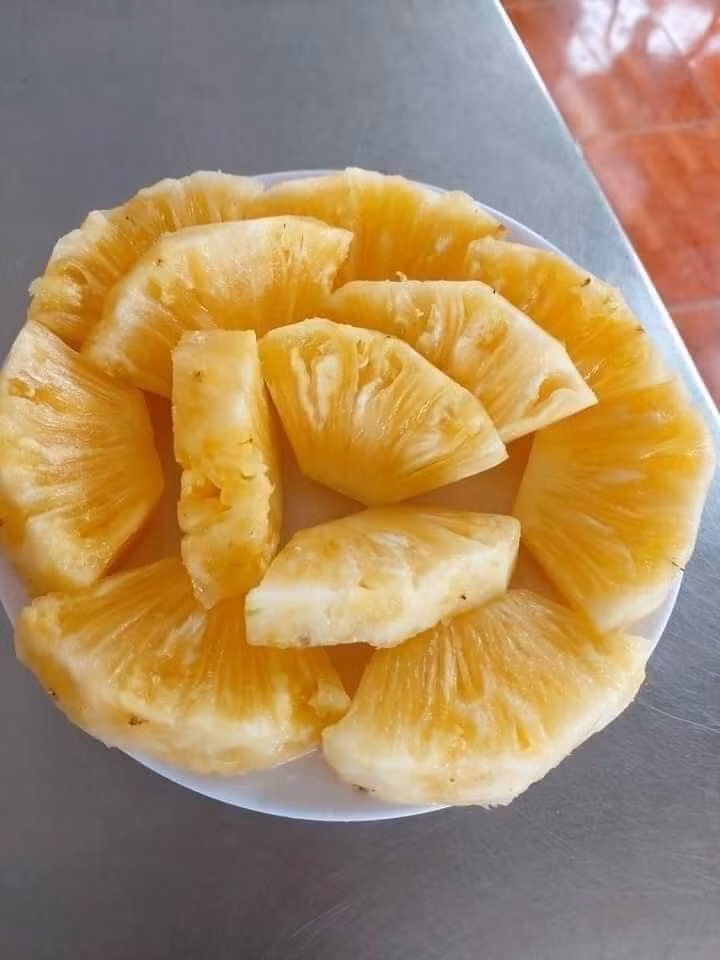 Theo người bán, đây là loại dứa mật khổng lồ, ăn ngọt lịm và rất thơm.