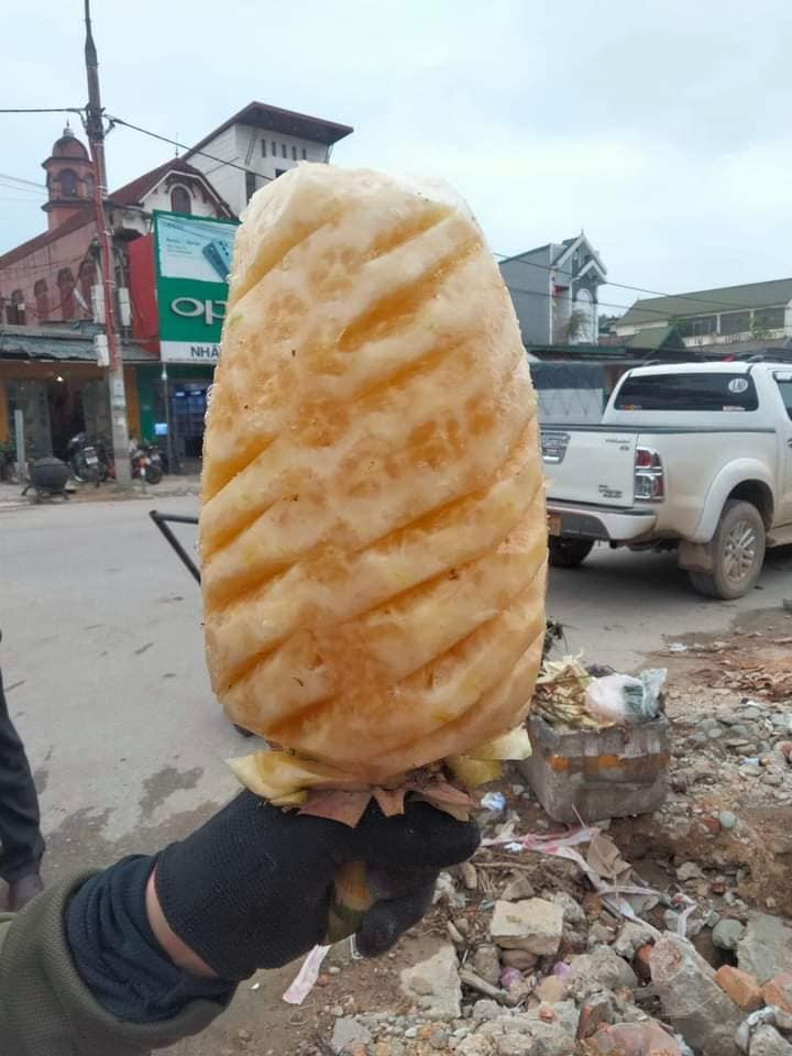 Nếu như dứa thông thường vỏ dày, nhiều mắt phải khoét sâu thì loại dứa khổng lồ này vỏ mỏng, mắt dứa lại khá nông.