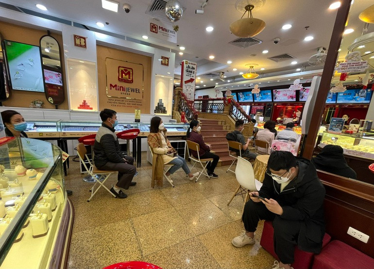 Nguoi dan Ha Noi do xo di ban chot loi khi gia vang len cao chua tung co-Hinh-4