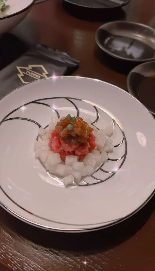 Tất nhiên, vợ chồng thiếu gia Sài thành check-in tại một nhà hàng sang trọng.