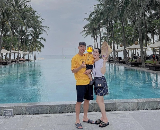 Hai tiểu thư nhà cựu Chủ tịch CLB Sài Gòn cùng chồng và con đang đi nghỉ tại Hội An.