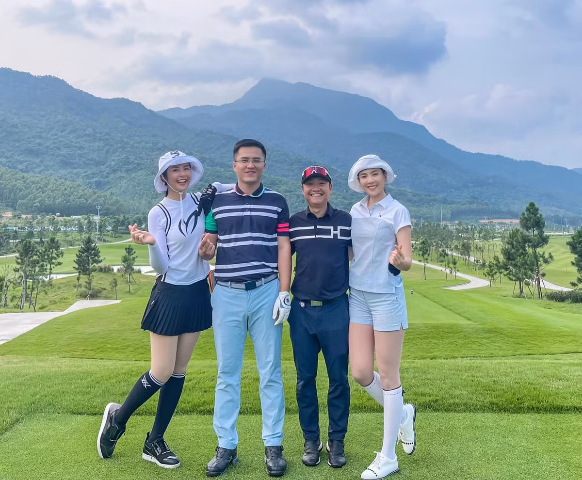 Hoa hậu Ngọc Hân và bạn trai thiếu gia dành ngày nghỉ chơi golf cùng vợ chồng Mai Ngọc.