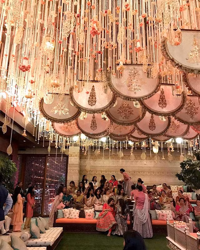 Phòng yến tiệc được trang bị đầy đủ với đèn chùm pha lê và sân khấu để gia đình có thể tổ chức những sự kiện lớn với số lượng khách khổng lồ.