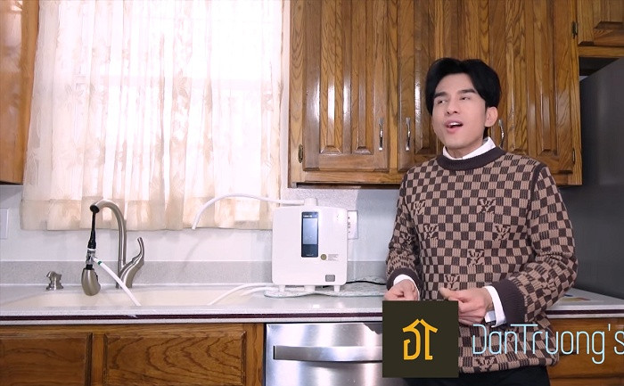 Bếp có nhiều tủ và đồ dùng hiện đại. Ảnh chụp màn hình