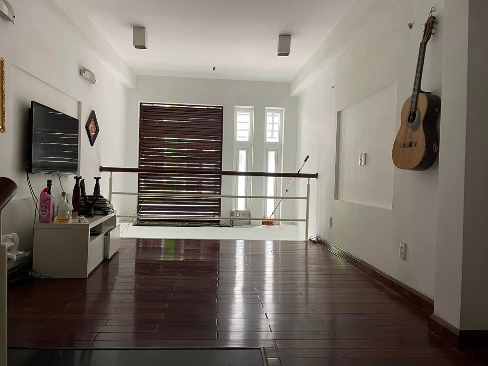 Trong đó, tầng 1 là phòng khách và bếp. Tầng 2 là khu sinh hoạt riêng tư của Phi Hùng. Ảnh: FBNV