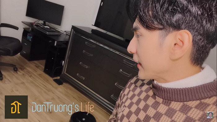 Trong phòng ngủ, nam ca sĩ để sẵn máy tính làm việc và tivi to để xem tin tức, giải trí. Ảnh chụp màn hình