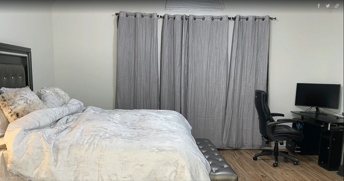 Trong nhà, Đan Trường lựa chọn các món đồ nội thất, tranh treo tường, đèn đóm. Ảnh chụp màn hình