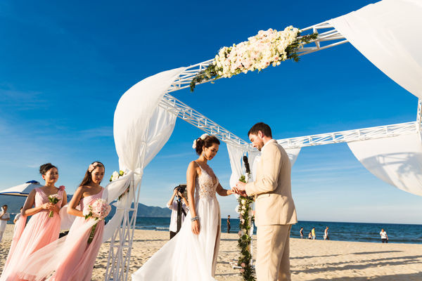 Siêu mẫu Hà Anh cũng lựa chọn không gian bãi biển làm nơi tổ chức đám cưới. Ảnh: FB Ha Anh Vu