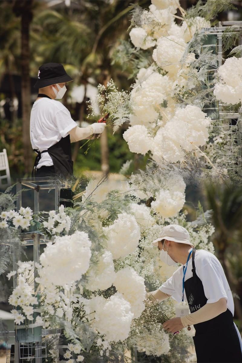 Lễ cưới được tổ chức tại một khu nghỉ dưỡng sang trọng ở Đà Nẵng, nằm trên bán đảo Sơn Trà, có giá phòng từ 10-50 triệu đồng/ngày. Ảnh: FBNV