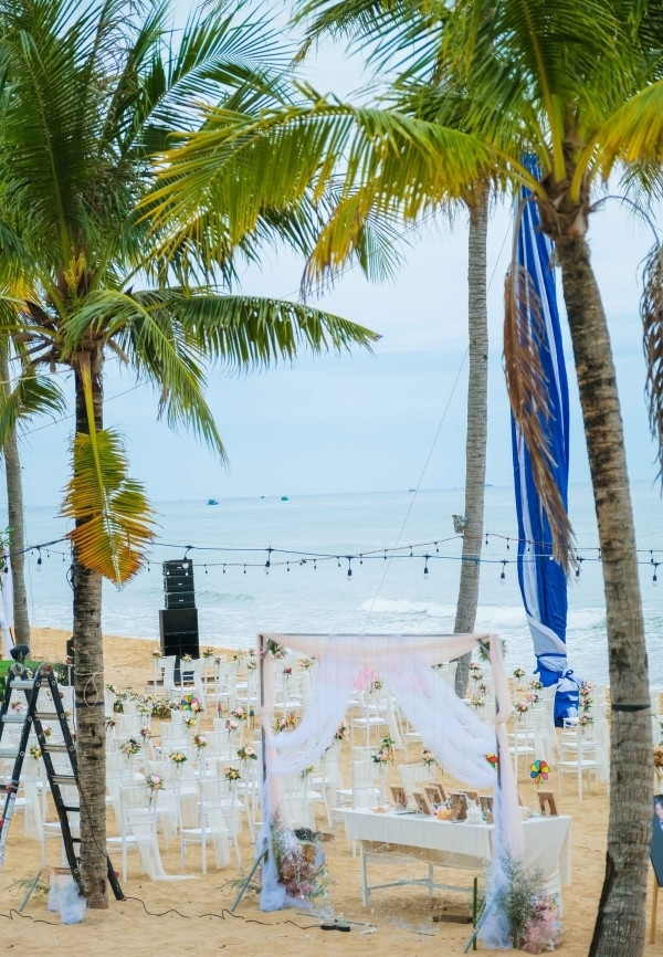 Quý Bình và vợ doanh nhân cũng tổ chức đám cưới lãng mạn trên bãi biển đẹp nhất của thành phố biển đảo Phú Quốc. Ảnh: FB Quý Bình