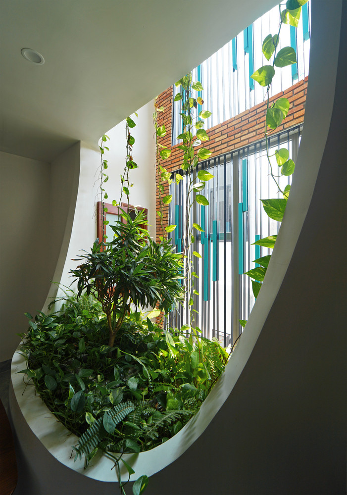 Giữa những khoảng đệm kết hợp với ánh sáng mang đến nét duyên dáng và sự cuốn hút của mái vòm bằng gạch cổ Châu Âu.