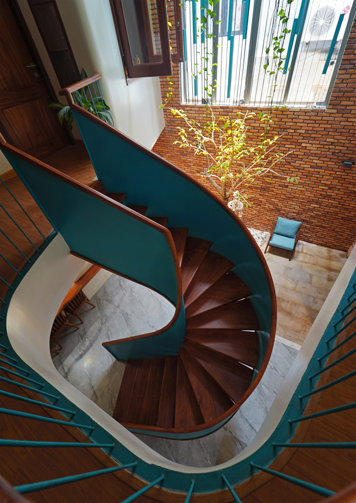 Từ trong ra ngoài các hình khối xếp chồng lên nhau thành một tổng thể có chủ đích, xen kẽ phần nhô ra và lùi vào.