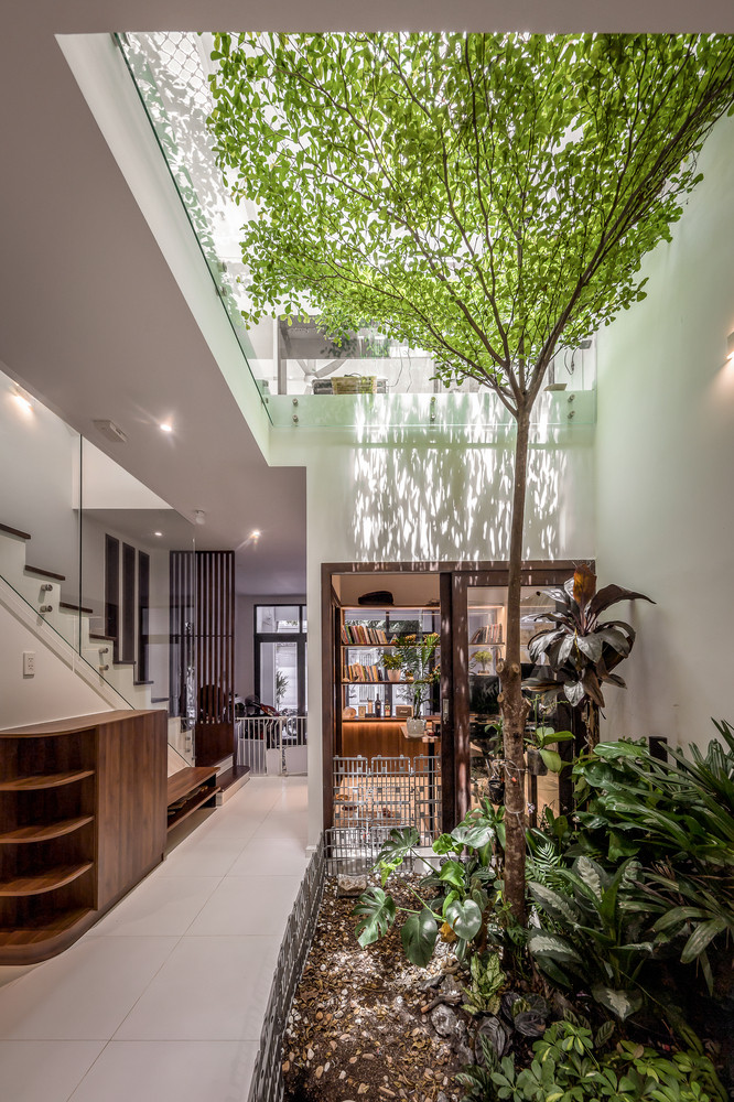 Theo yêu cầu của gia chủ, kiến trúc biến hóa tạo nên những không gian thoáng sáng, hài hòa giữa thành phố chật chội và náo nhiệt.