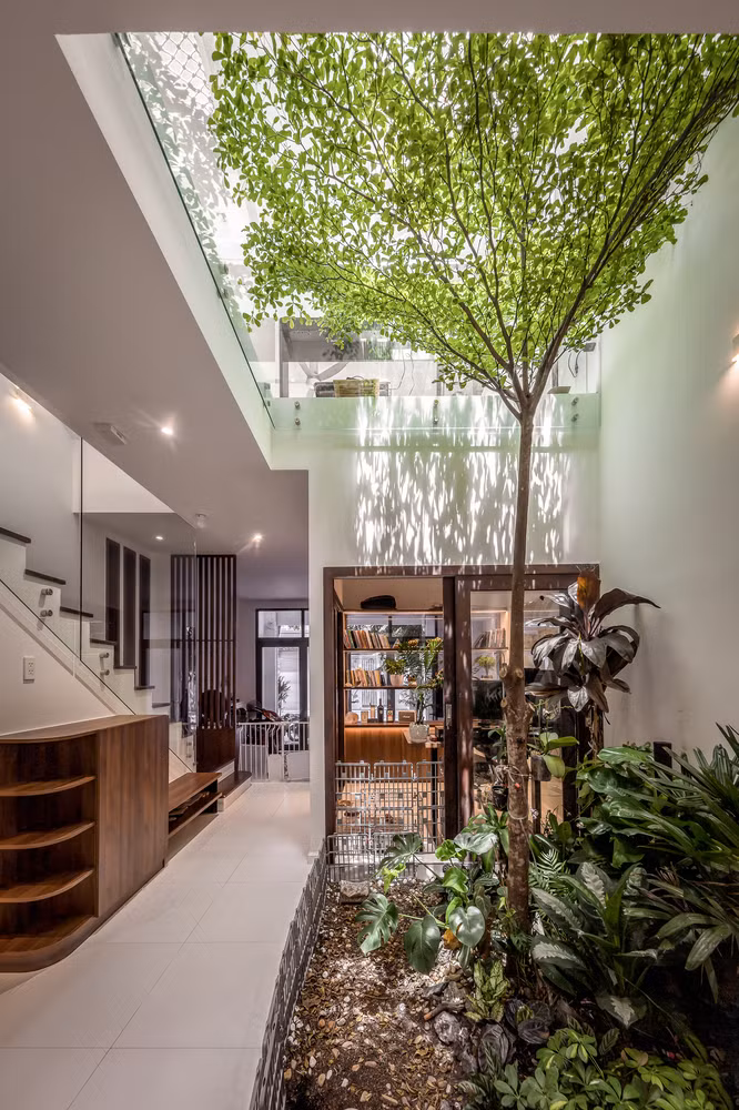 Theo yêu cầu của gia chủ, kiến trúc biến hóa tạo nên những không gian thoáng sáng, hài hòa giữa thành phố chật chội và náo nhiệt.