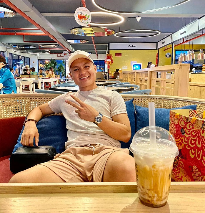 Tiền vệ Quang Hải cũng sở hữu nhiều đồng hồ hàng hiệu, trong đó có chiếc đồng hồ Hublot Big Bang Steel Diamond giá gần 400 triệu đồng. Ảnh: Facebook