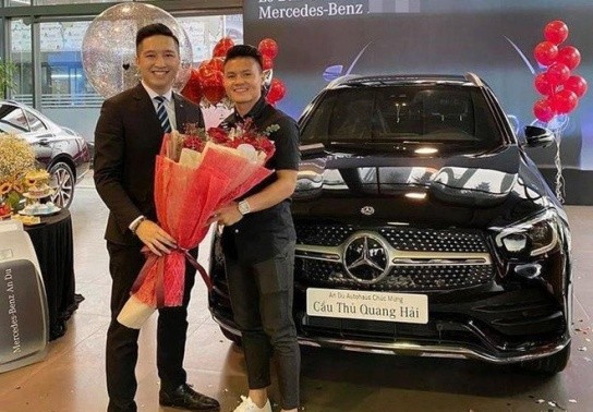 Tháng 3/2020, tiền vệ Quang Hải còn tậu Mercedes-Benz GLC 300, có giá niêm yết khoảng 2,4 tỷ đồng. Ảnh: FBNV