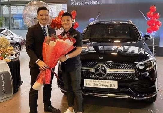Tháng 3/2020, tiền vệ Quang Hải còn tậu Mercedes-Benz GLC 300, có giá niêm yết khoảng 2,4 tỷ đồng. Ảnh: FBNV