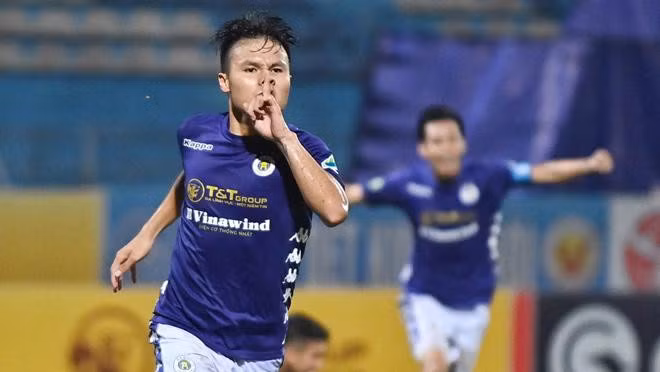 Trước khi sang Pháp, Quang Hải thi đấu cho CLB Hà Nội đồng thời là một trong những trụ cột của ĐTQG. Anh được trả 40 triệu đồng lương cơ bản, chưa kể thưởng và các phụ cấp khác. Ảnh: Anninhthudo