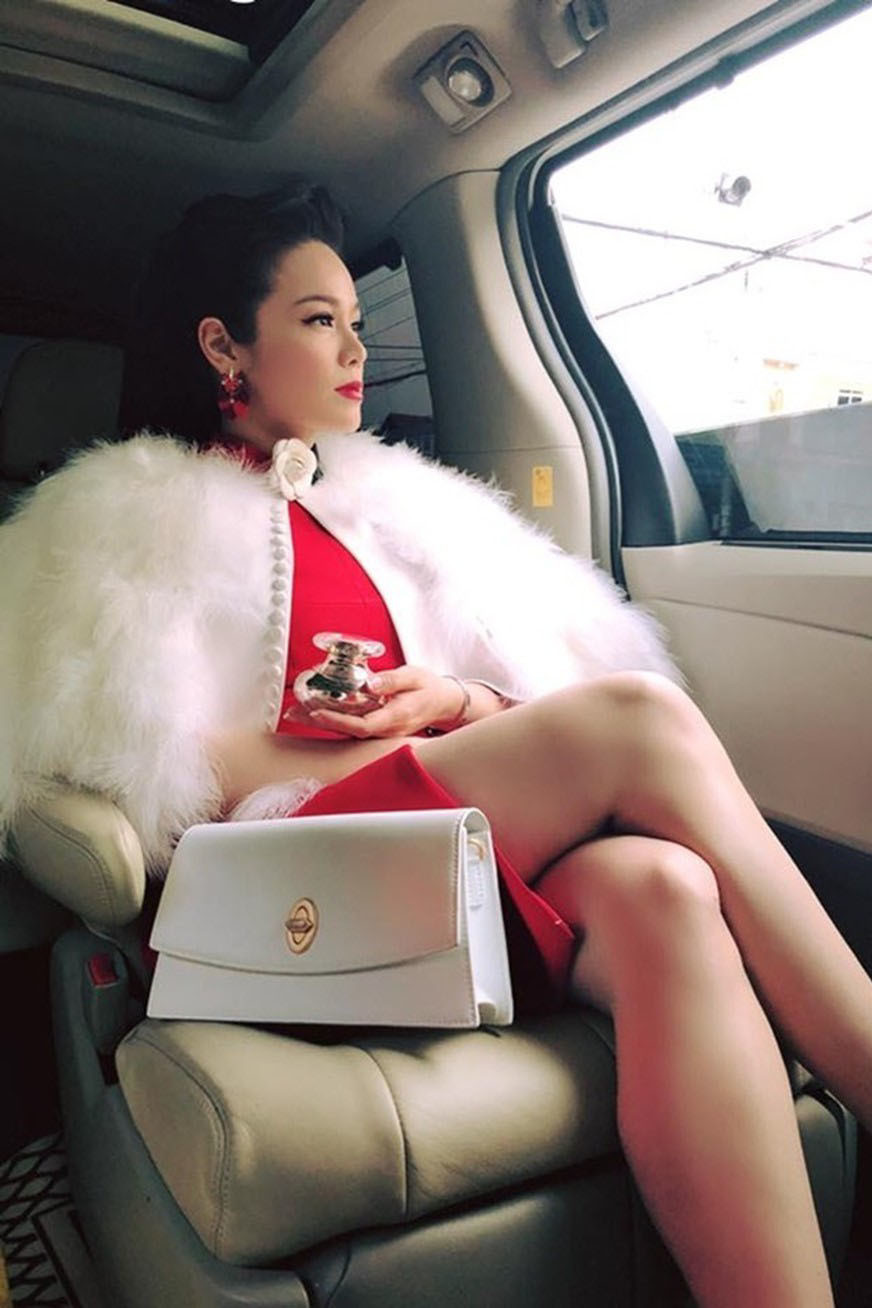 Đến tháng 7, nữ diễn viên mua thêm chiếc limousine để phục vụ công việc và những chuyến lưu diễn xa. Dịp sinh nhật của mình, Nhật Kim Anh lại tự tặng mình chiếc xe sang 5 tỷ đồng. Ảnh: FBNV