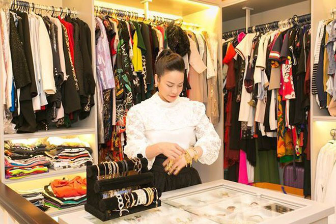 Căn phòng chứa những món đồ hàng hiệu của Nhật Kim Anh khiến mọi người trầm trồ. Ảnh: FBNV