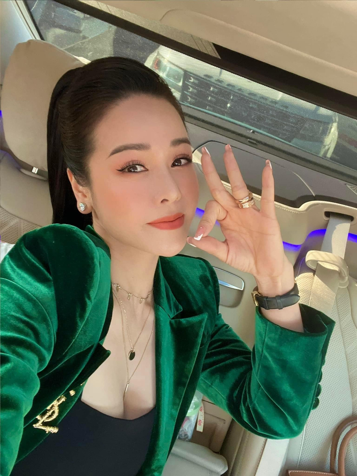 Bên cạnh biệt thự, Nhật Kim Anh còn khá chịu chi cho xế hộp. Năm 2020, nữ diễn viên gây choáng khi tậu đến 3 chiếc xe khác nhau. Ảnh: FBNV