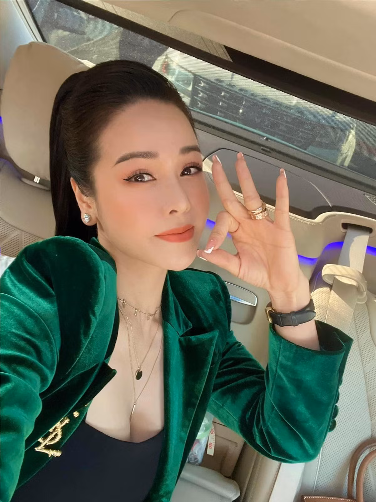 Bên cạnh biệt thự, Nhật Kim Anh còn khá chịu chi cho xế hộp. Năm 2020, nữ diễn viên gây choáng khi tậu đến 3 chiếc xe khác nhau. Ảnh: FBNV