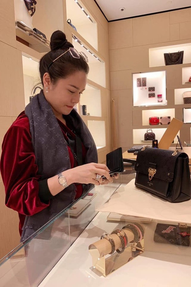 Ngoài ra, Nhật Kim Anh còn là một tay chơi hàng hiệu ngầm của showbiz. Nữ diễn viên nhiều lần mạnh tay chi tiền để sắm những món trang sức, quần áo thời trang đắt tiền. Ảnh: FBNV