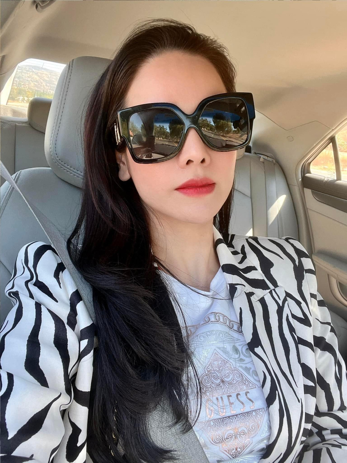 Để sở hữu khối tài sản nói trên, Nhật Kim Anh không chỉ tập trung vào hoạt động nghệ thuật mà còn dành thời gian cho việc kinh doanh. Nữ diễn viên hiện là bà chủ của 2 công ty mỹ phẩm và rất phát triển. Ảnh: FBNV