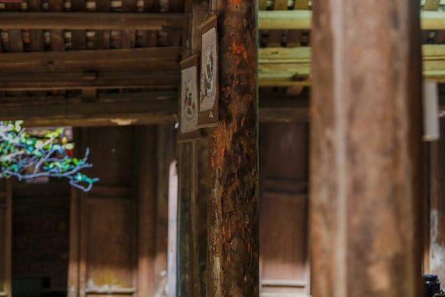 Cột kèo mai một dần theo thời gian. Tuy nhiên, do căn nhà có nhiều giá trị lịch sử nên trong quá trình tu sửa, cột nhà vẫn được giữ nguyên. Ảnh: Dân trí