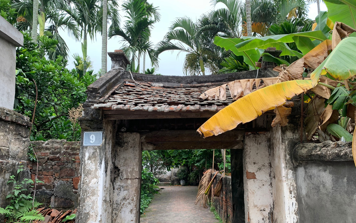 Cổng vào nhà thờ họ Đỗ lợp mái ngói cổ và lối đi lát gạch cổ kính. Ảnh: Dân Việt