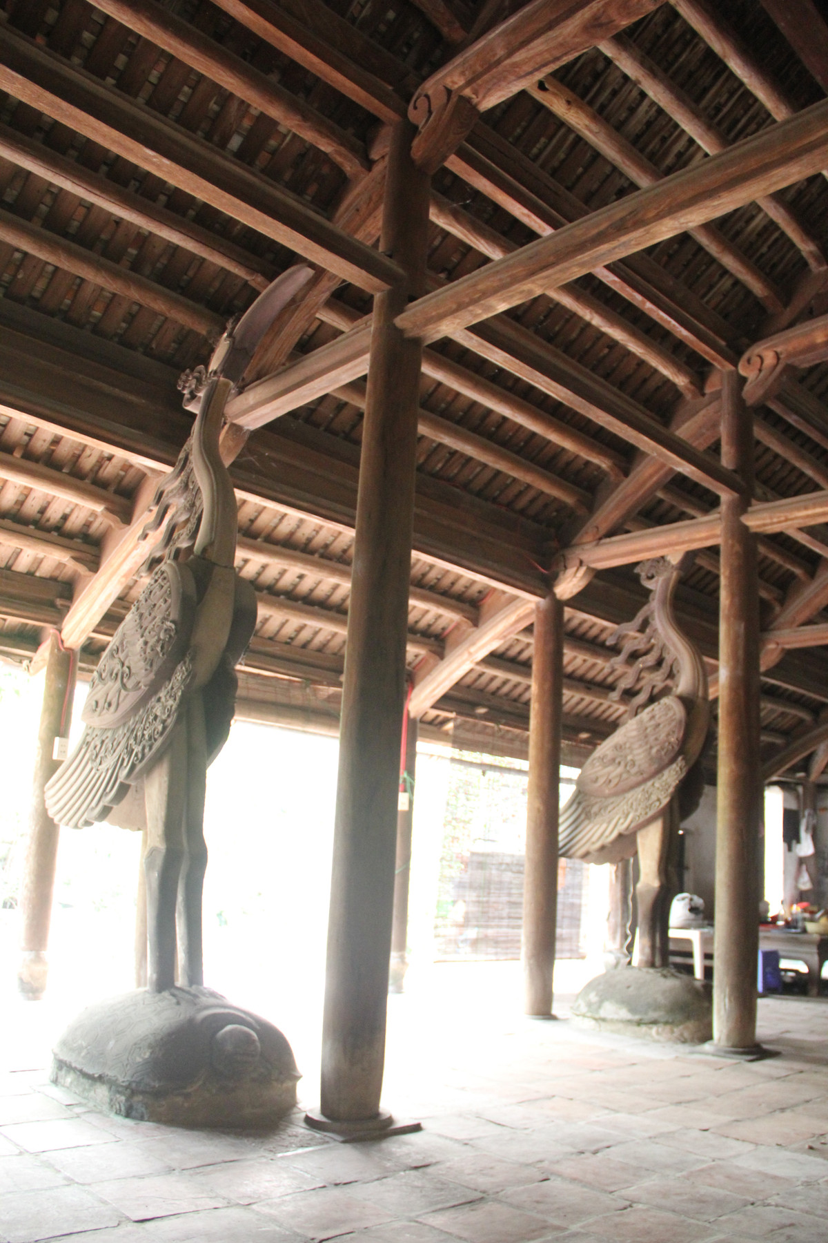 Tại gian nhà tiền tế có đôi hạc gỗ cao 2m đứng trên mai rừa bằng gỗ quý. Ảnh: Langvietonline