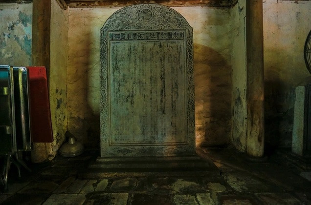 Hai tấm bia đá có niên đại năm 1771 sau khi làm xong nhà thờ. Ảnh: Dân trí