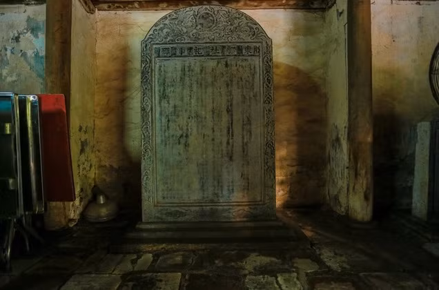 Hai tấm bia đá có niên đại năm 1771 sau khi làm xong nhà thờ. Ảnh: Dân trí