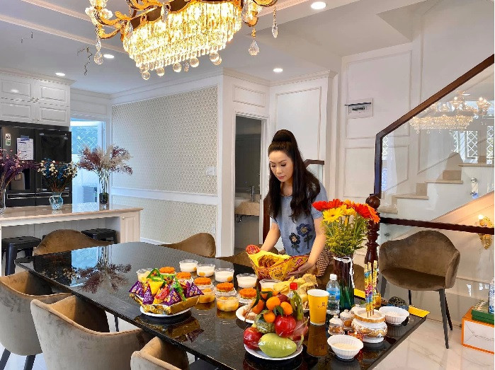 Khu bếp được bài trí đơn giản, sang trọng. Ảnh: FBNV