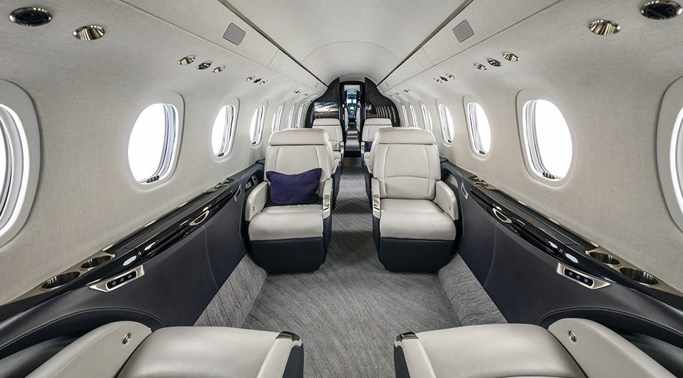 Bên trong cabin có 15 cửa sổ lớn để mang lại tầm nhìn tuyệt đẹp và ánh sáng tự nhiên tối đa.