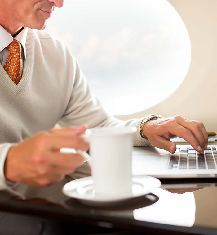 Hệ thống quản lý cabin Gulfstream tiên tiến cho phép hành khách kiểm soát ánh sáng, nhiệt độ, bóng cửa sổ và các thiết bị giải trí thông qua ứng dụng điện thoại thông minh.