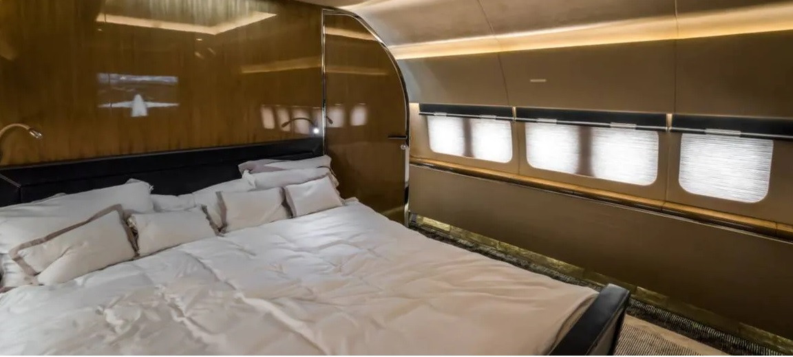 Bên trong máy bay có một phòng ngủ chính và phòng làm việc, phòng tắm và sảnh khách với bàn tròn để họp hoặc thư giãn.