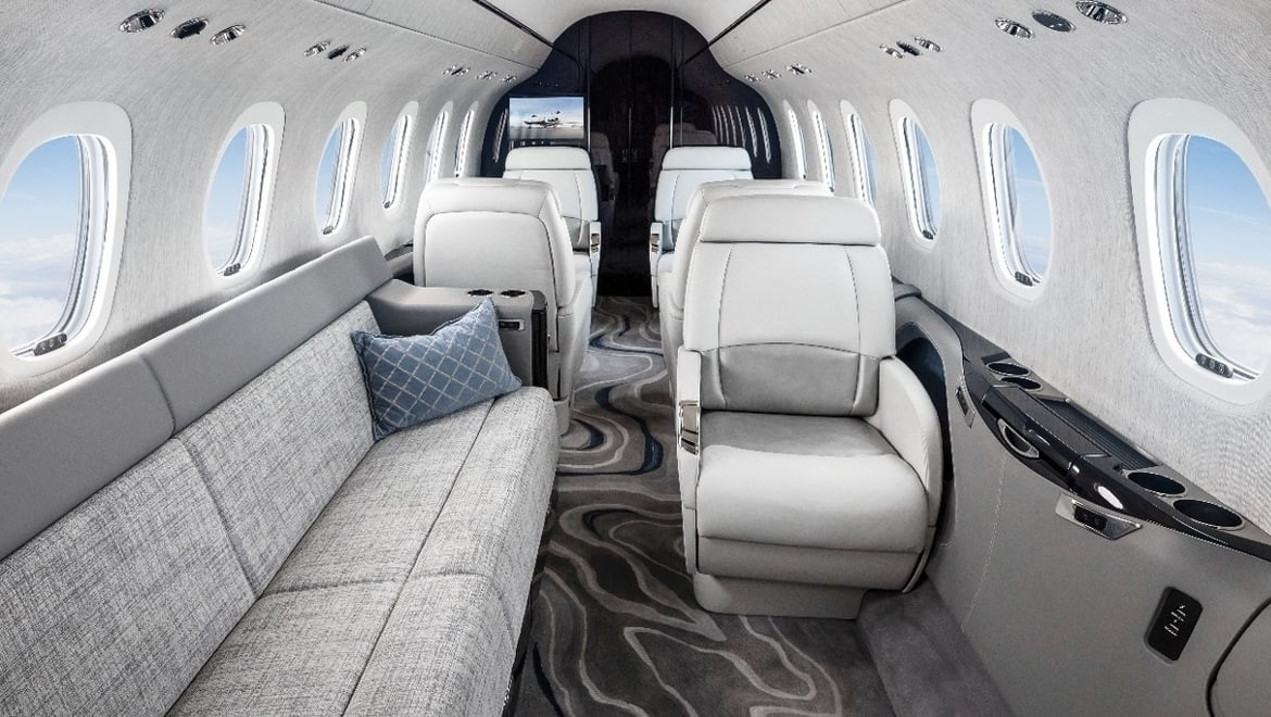 Các tiện nghi bao gồm ngăn hành lý không cửa ngăn, ghế sang trọng, phòng tắm và nhà bếp với máy pha cà phê. Nguồn ảnh: Aircharterservice