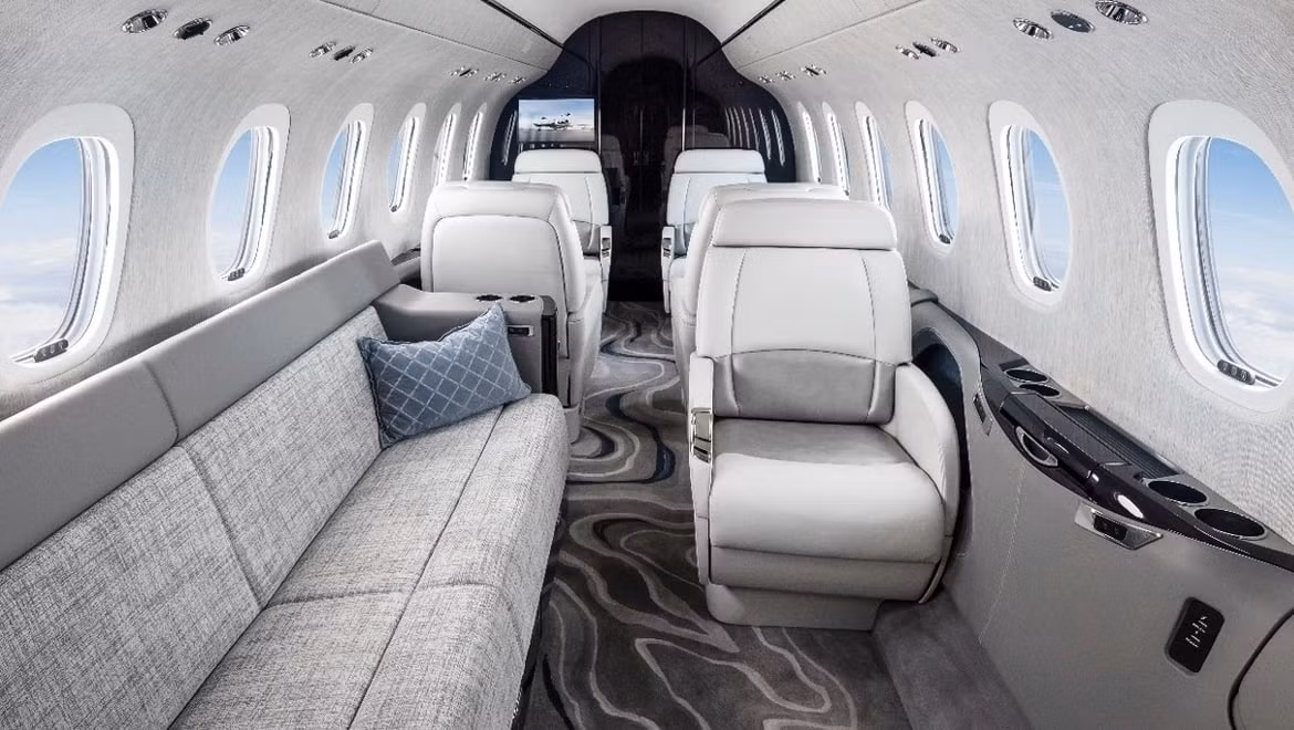 Các tiện nghi bao gồm ngăn hành lý không cửa ngăn, ghế sang trọng, phòng tắm và nhà bếp với máy pha cà phê. Nguồn ảnh: Aircharterservice