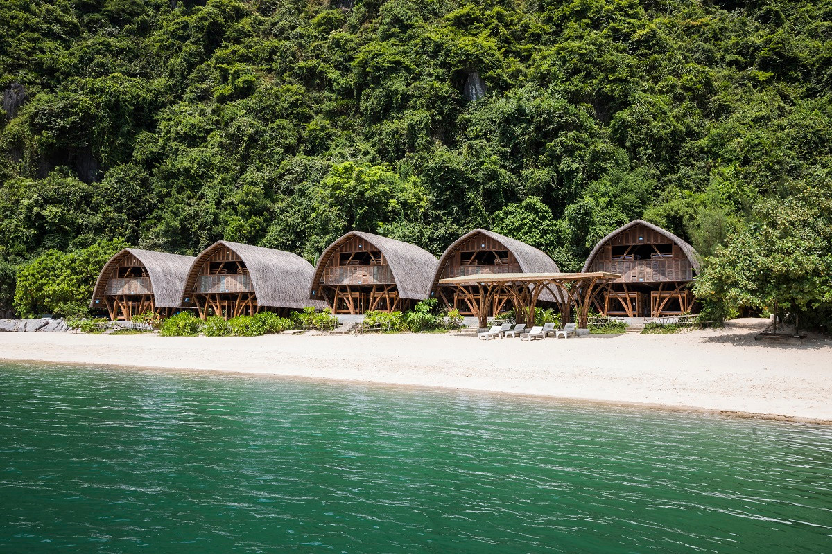 Còn Castaway Island Resort tọa lạc trên một hòn đảo nhỏ, thuộc quần đảo Cát Bà, Hải Phòng.