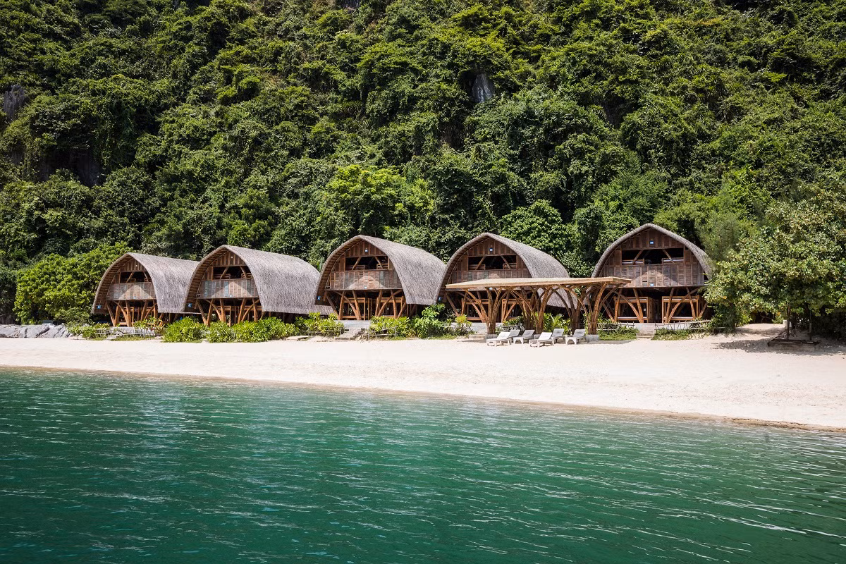 Còn Castaway Island Resort tọa lạc trên một hòn đảo nhỏ, thuộc quần đảo Cát Bà, Hải Phòng.