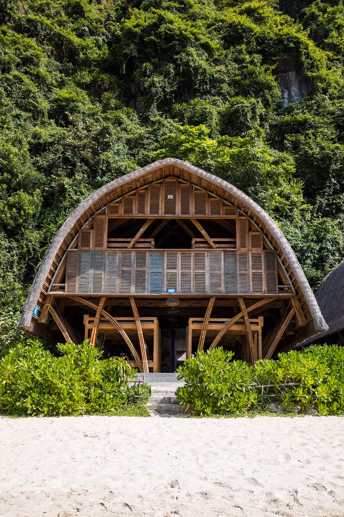 Được làm bằng kết cấu tre và lợp mái vọt, công trình này mang lại cho du khách một trải nghiệm đặc biệt về văn hóa Việt Nam cũng như giảm thiểu những tác động xấu tới môi trường.