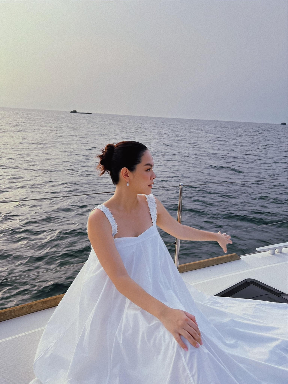 Trong khi đó, sau khi ly hôn, Phạm Quỳnh Anh vẫn có thể tự tậu nhà và xe 2 tỷ. Ảnh: FBNV