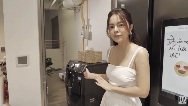 Căn hộ của Phạm Quỳnh Anh mang phong cách tối giản với nhiều đồ nội thất thông minh. Ảnh chụp màn hình