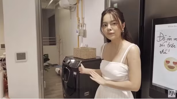 Căn hộ của Phạm Quỳnh Anh mang phong cách tối giản với nhiều đồ nội thất thông minh. Ảnh chụp màn hình